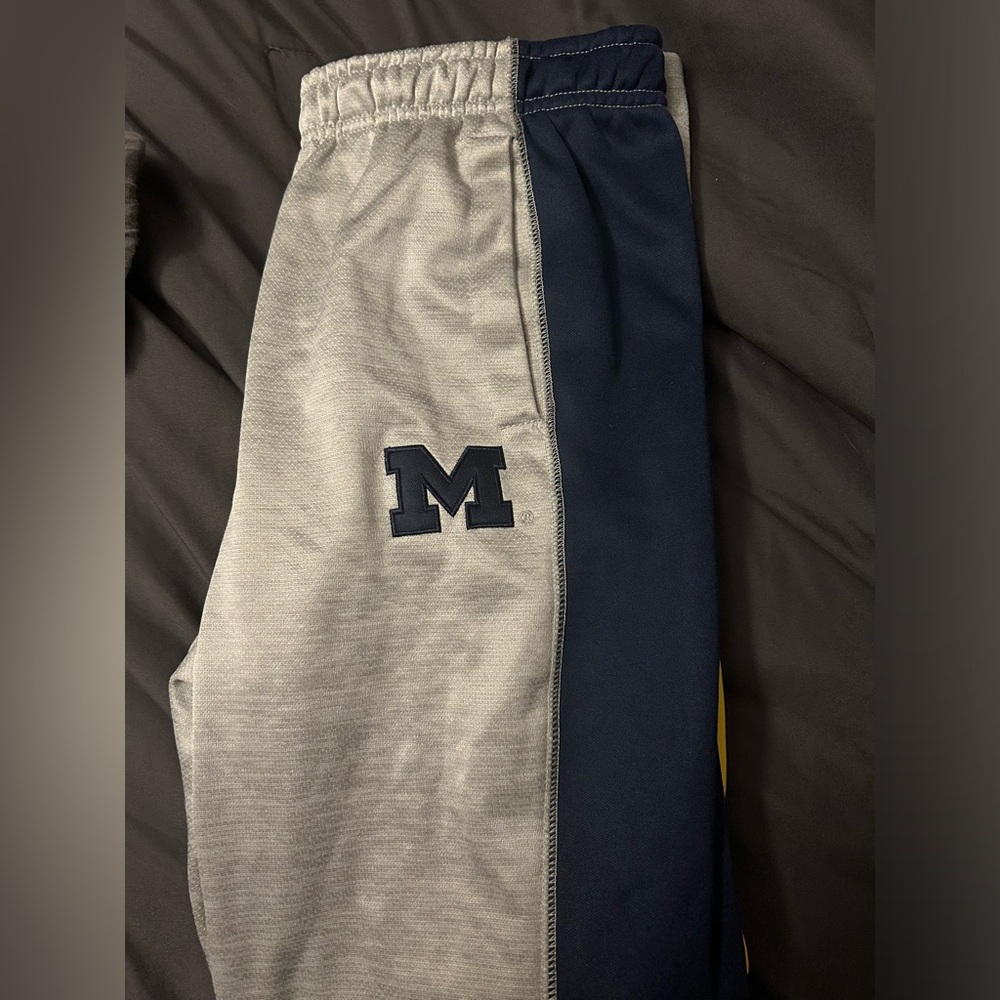 Men’s Small University of Michigan joggers!
